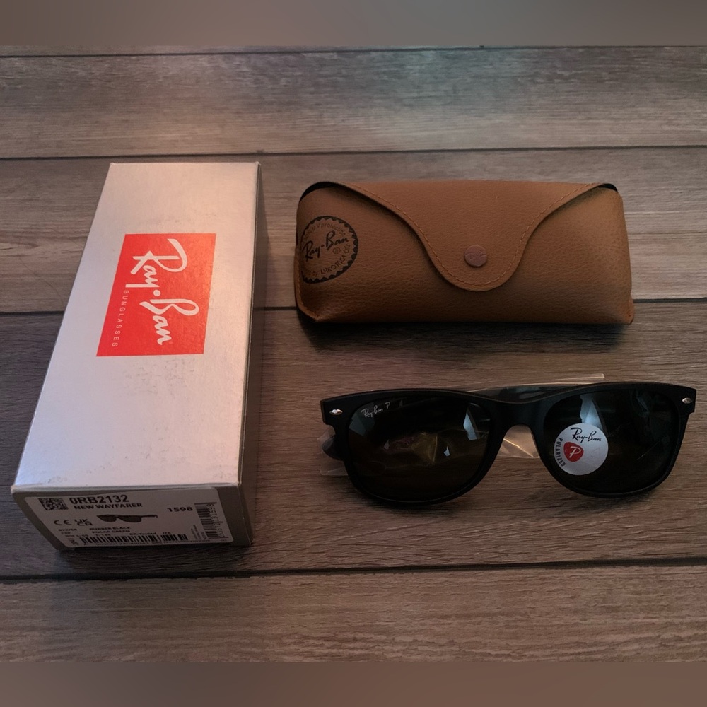 NWT Rayban 2132 New Wayfarer Polarized Rubber black Sunglasses